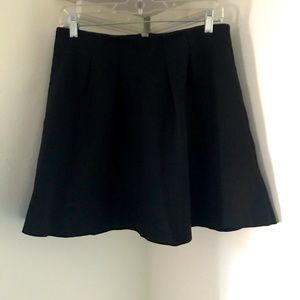 Black pleated Madewell skirt with pockets
